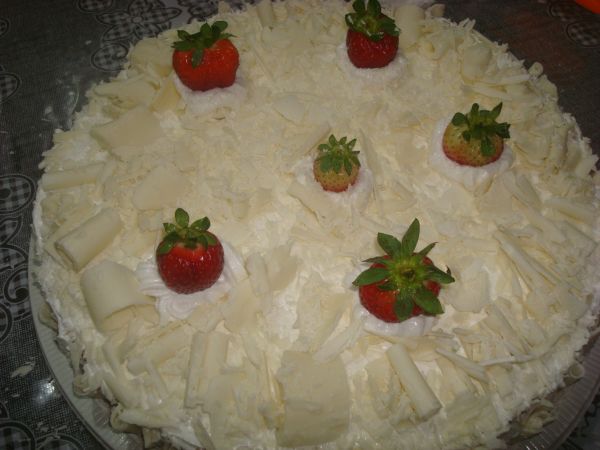 TORTA DE CHOCOLATE BRANCO COM GANACHE